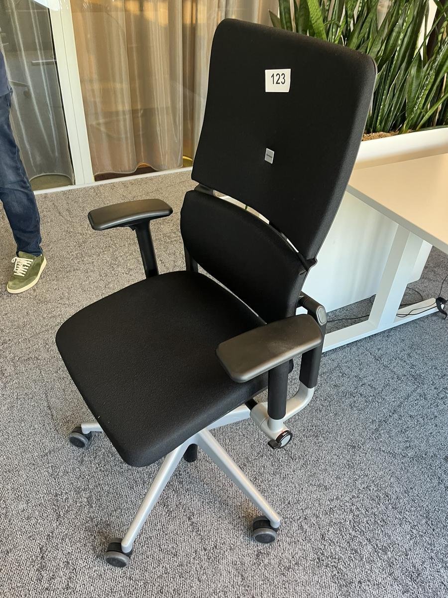 Steelcase Bürodrehstuhl anthrazit mit Armlehne höhenverstellbar