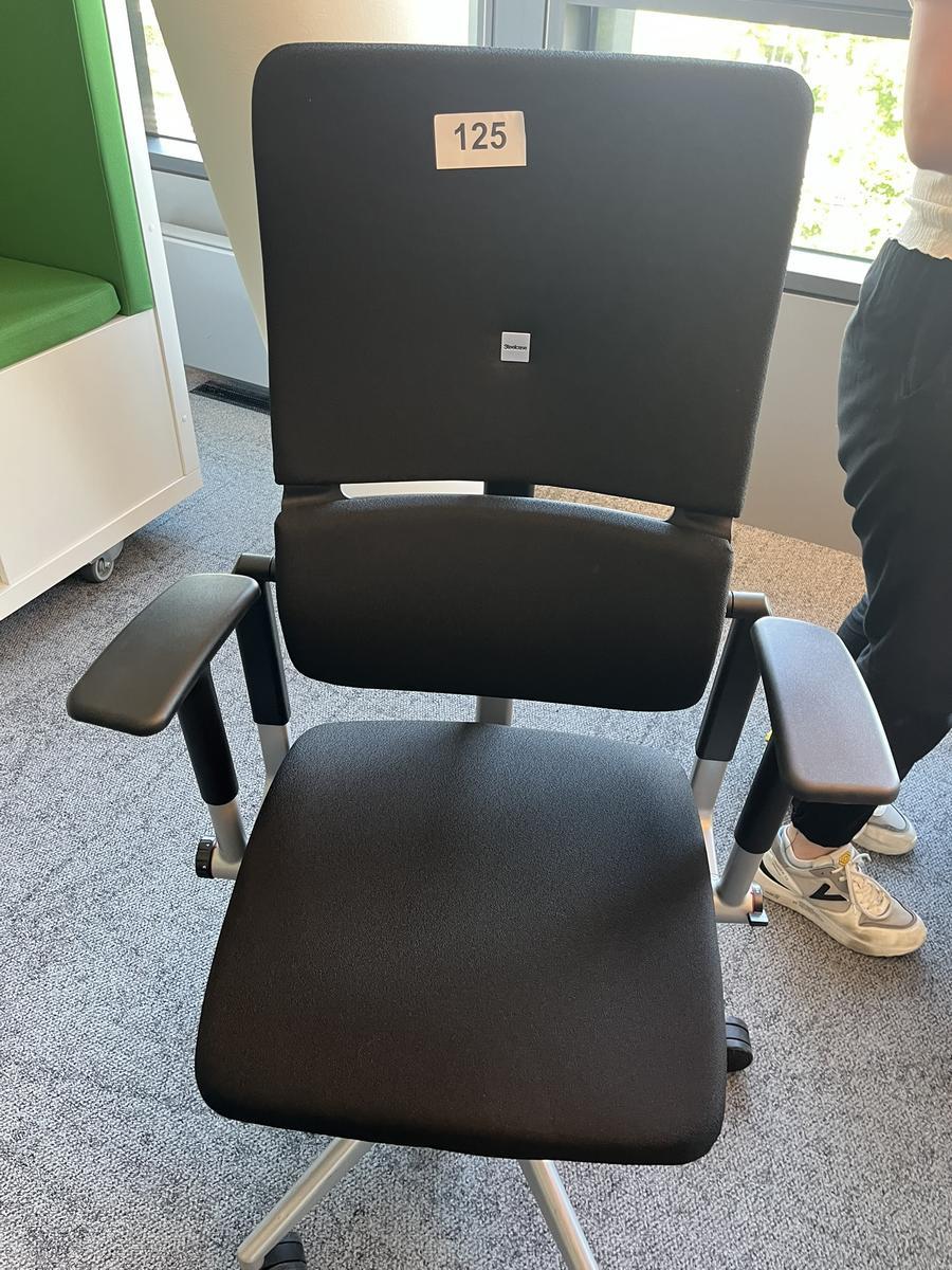 Steelcase Bürodrehstuhl anthrazit mit Armlehne höhenverstellbar?d=2025-05-21 01:32:23