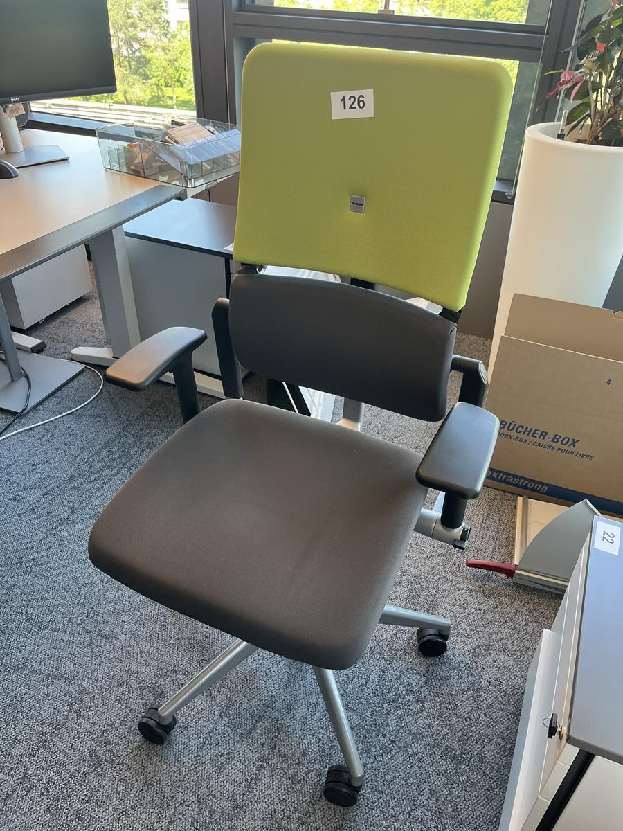 Steelcase Bürodrehstuhl mit Armlehne höhenverstellbar grün/schwarz