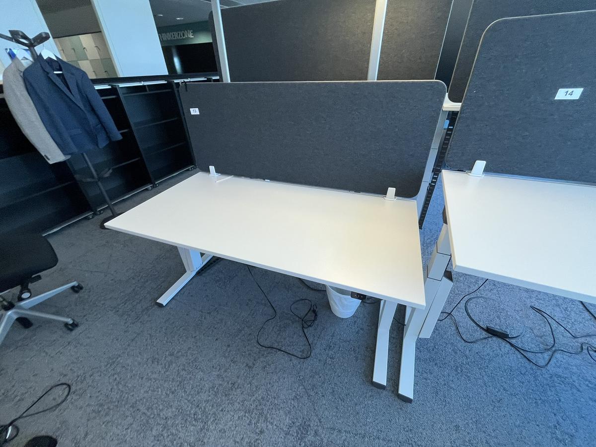 Sitz-,Steh-,Schreibtisch 160x80 cm , Steelcase elektrisch höhenverstellbar ca.65/120cm mit Sichtblende abnehmbar, Baujahr 2021?d=2025-05-20 10:51:47