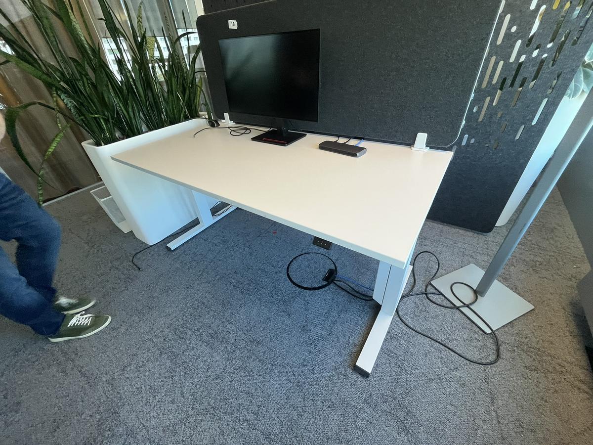 Sitz-,Steh-,Schreibtisch 160x80 cm , Steelcase elektrisch höhenverstellbar ca.65/120cm mit Sichtblende abnehmbar, Baujahr 2021?d=2025-05-20 16:39:03