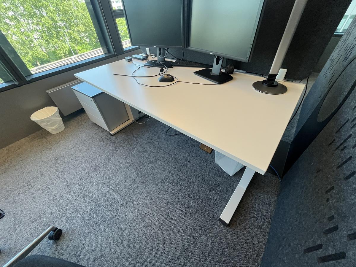 Sitz-,Steh-,Schreibtisch 160x80 cm , Steelcase elektrisch höhenverstellbar ca.65/120cm mit Sichtblende abnehmbar, Baujahr 2021?d=2025-05-20 20:54:18