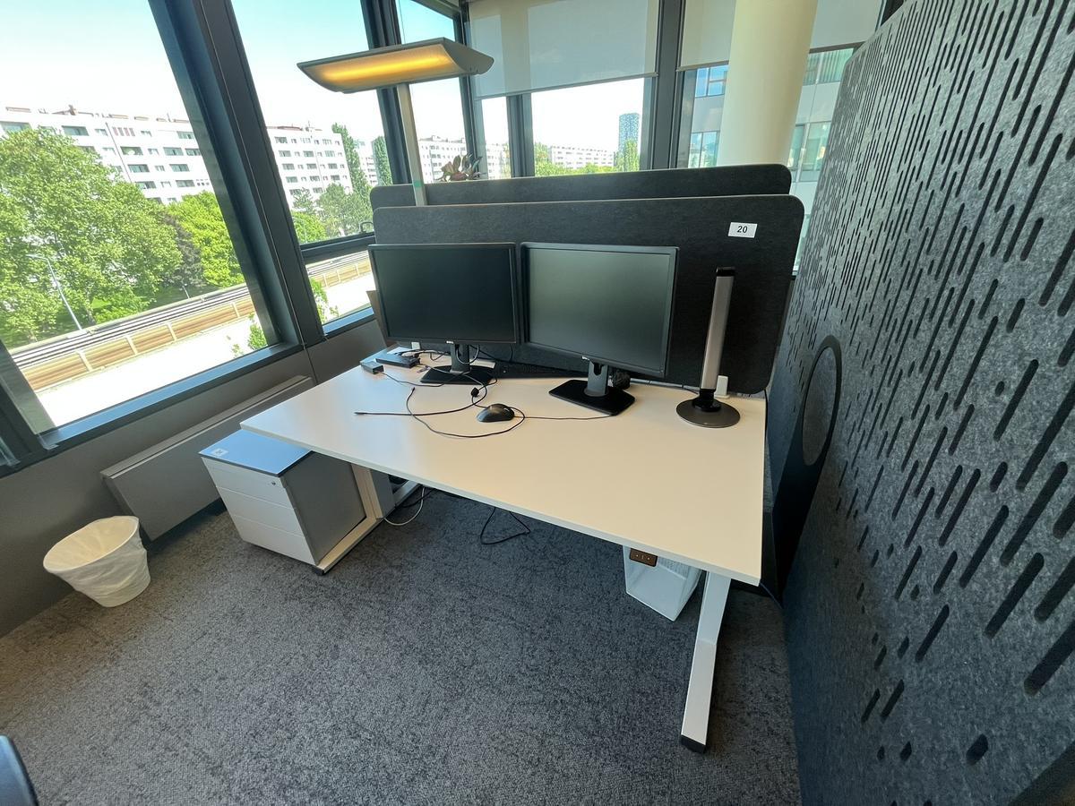 Sitz-,Steh-,Schreibtisch 160x80 cm , Steelcase elektrisch höhenverstellbar ca.65/120cm mit Sichtblende abnehmbar, Baujahr 2021?d=2025-05-20 16:57:08