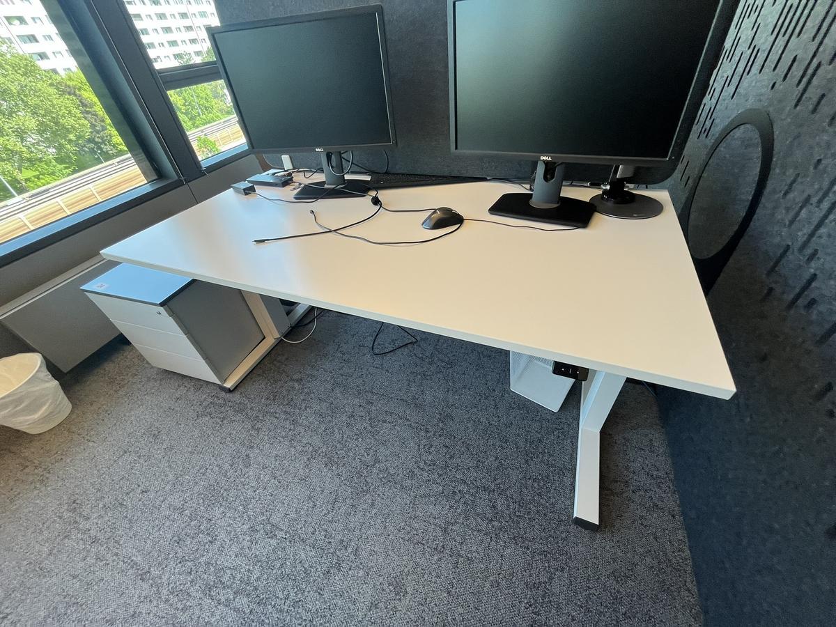 Sitz-,Steh-,Schreibtisch 160x80 cm , Steelcase elektrisch höhenverstellbar ca.65/120cm mit Sichtblende abnehmbar, Baujahr 2021?d=2025-05-20 16:42:34