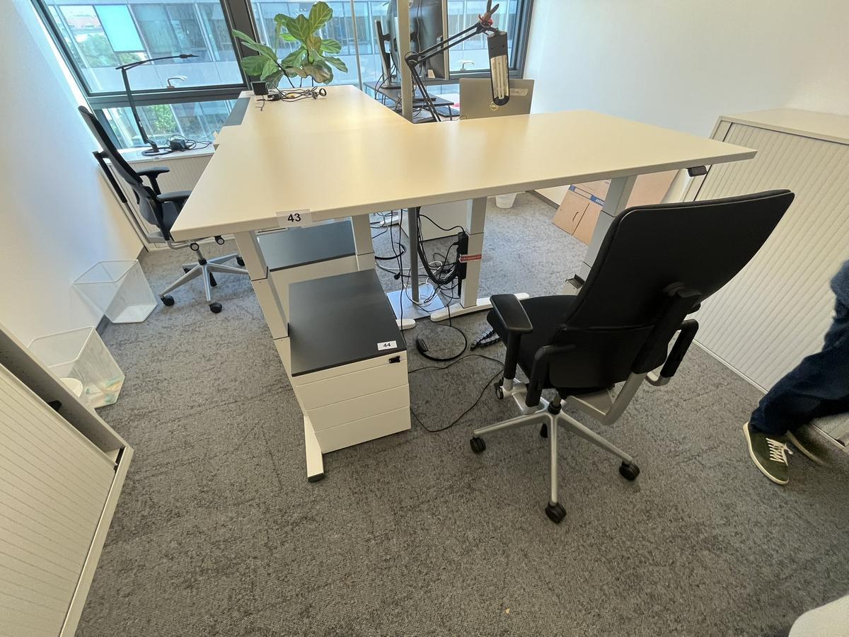 Sitz-,Steh-,Schreibtisch 160x80 cm , Steelcase elektrisch höhenverstellbar ca.65/120cm mit Sichtblende abnehmbar, Baujahr 2021?d=2025-05-20 16:51:21