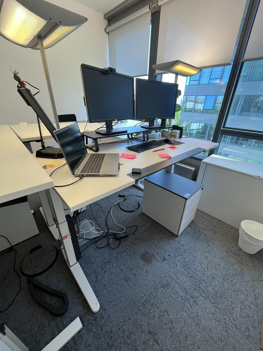 Sitz-,Steh-,Schreibtisch 160x80 cm , Steelcase elektrisch höhenverstellbar ca.65/120cm mit Sichtblende abnehmbar, Baujahr 2021?d=2025-05-20 16:48:54