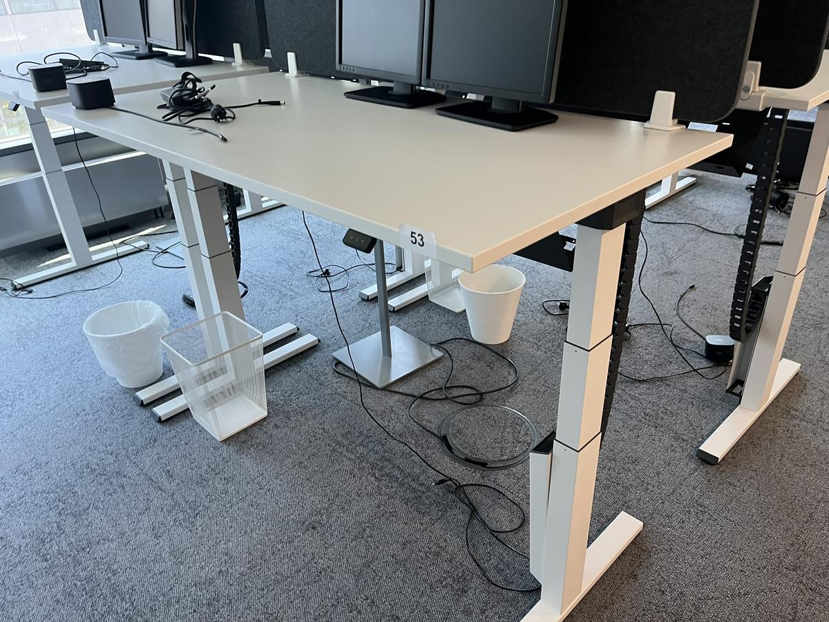 Sitz-,Steh-,Schreibtisch 160x80 cm , Steelcase elektrisch höhenverstellbar ca.65/120cm mit Sichtblende abnehmbar, Baujahr 2021?d=2025-05-20 16:47:48