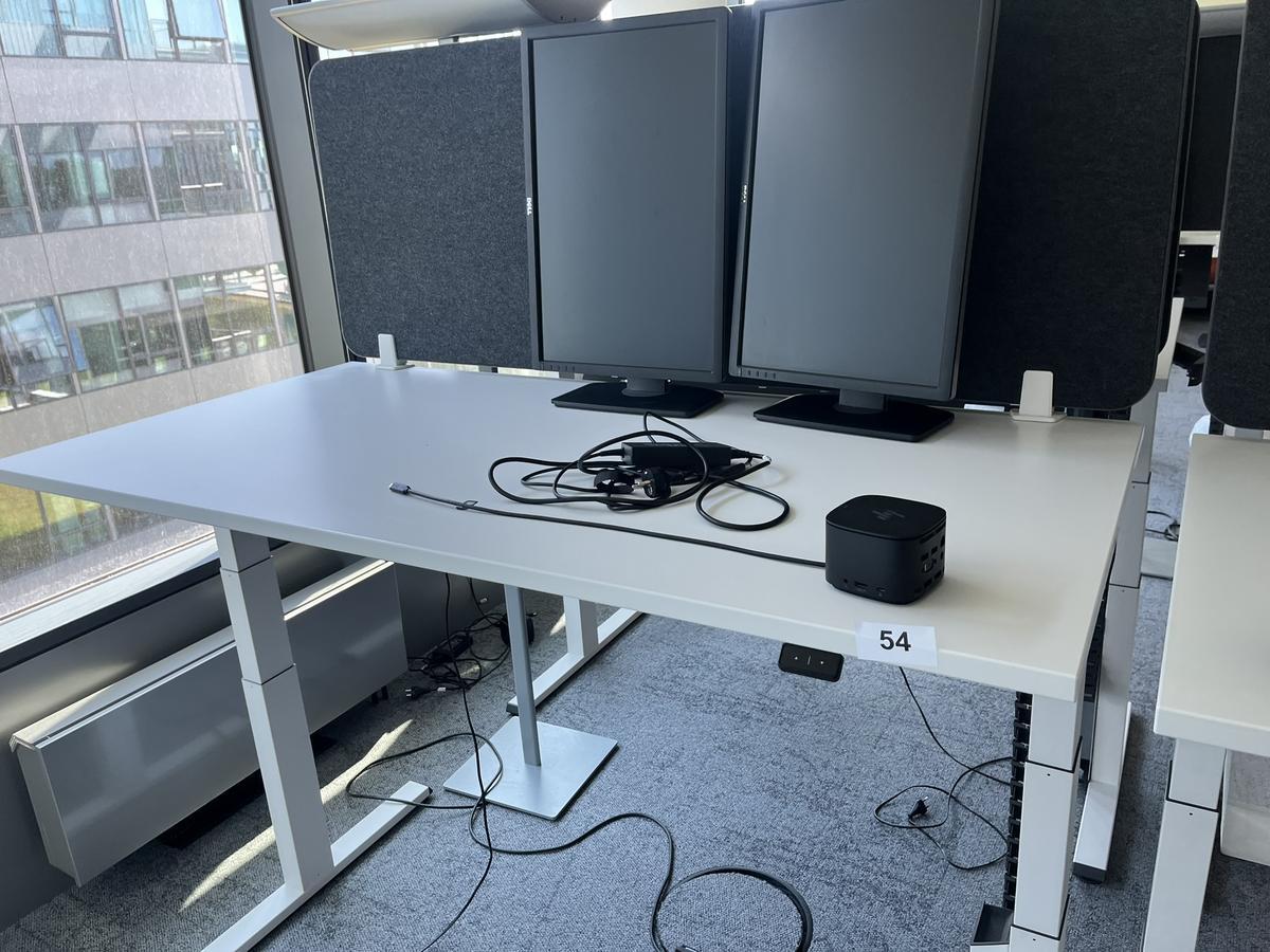 Sitz-,Steh-,Schreibtisch 160x80 cm , Steelcase elektrisch höhenverstellbar ca.65/120cm mit Sichtblende abnehmbar, Baujahr 2021?d=2025-05-20 16:50:07