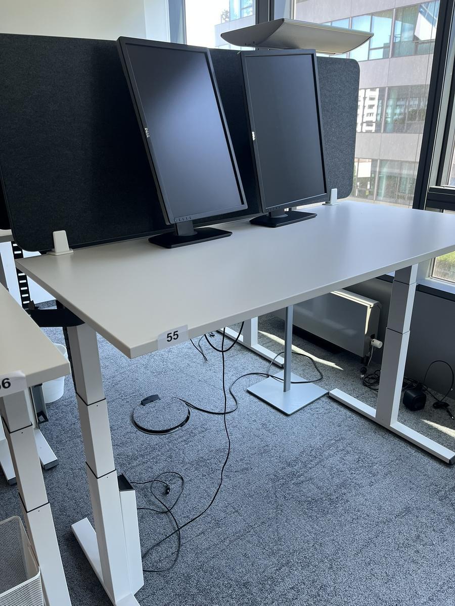Sitz-,Steh-,Schreibtisch 160x80 cm , Steelcase elektrisch höhenverstellbar ca.65/120cm mit Sichtblende abnehmbar, Baujahr 2021?d=2025-05-20 16:54:49