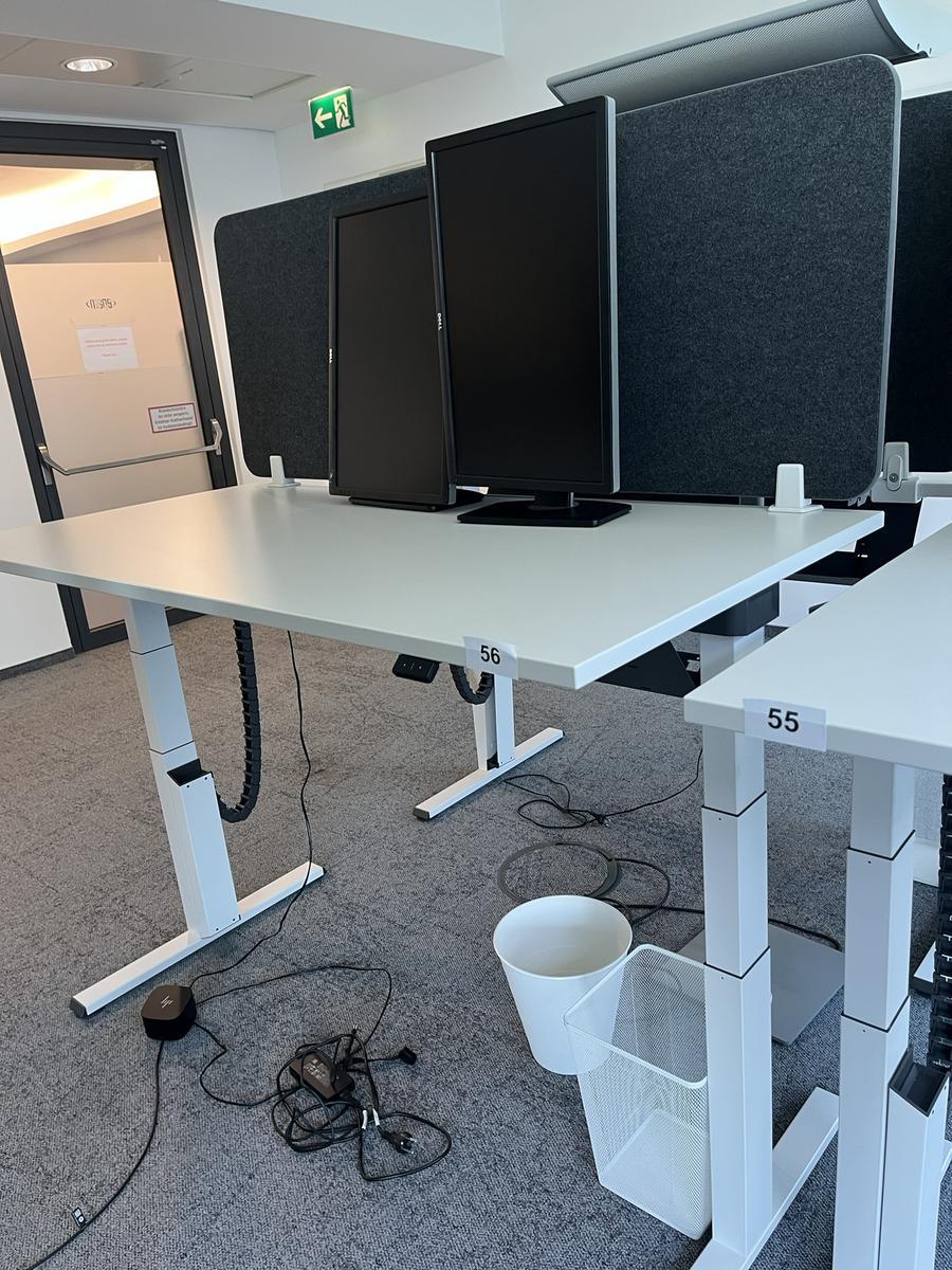Sitz-,Steh-,Schreibtisch 160x80 cm , Steelcase elektrisch höhenverstellbar ca.65/120cm mit Sichtblende abnehmbar, Baujahr 2021?d=2025-05-20 16:41:24