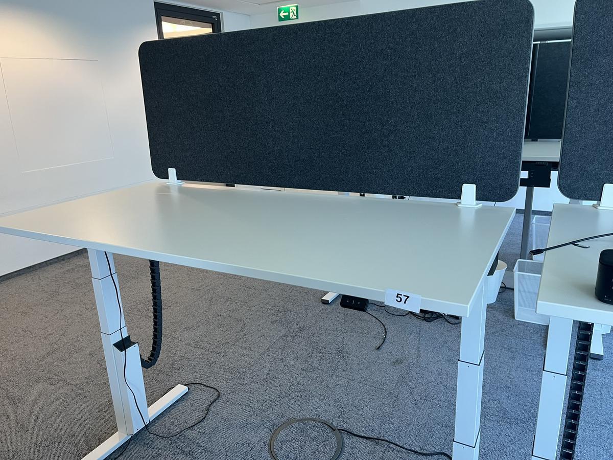 Sitz-,Steh-,Schreibtisch 160x80 cm , Steelcase elektrisch höhenverstellbar ca.65/120cm mit Sichtblende abnehmbar, Baujahr 2021?d=2025-05-20 16:45:03