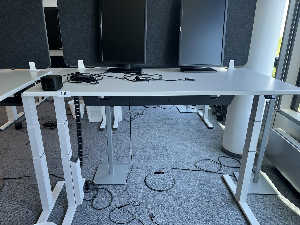 Sitz-,Steh-,Schreibtisch 160x80 cm , Steelcase elektrisch höhenverstellbar ca.65/120cm mit Sichtblende abnehmbar, Baujahr 2021?d=2025-05-20 17:02:00