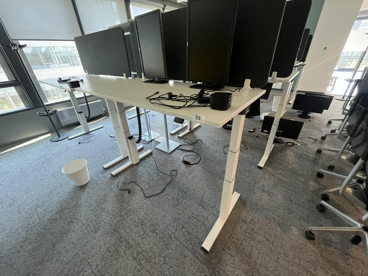 Sitz-,Steh-,Schreibtisch 160x80 cm , Steelcase elektrisch höhenverstellbar ca.65/120cm mit Sichtblende abnehmbar, Baujahr 2021?d=2025-05-20 22:51:24