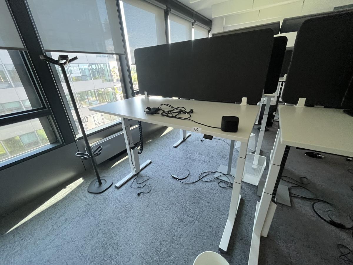Sitz-,Steh-,Schreibtisch 160x80 cm , Steelcase elektrisch höhenverstellbar ca.65/120cm mit Sichtblende abnehmbar, Baujahr 2021?d=2025-05-20 16:58:29