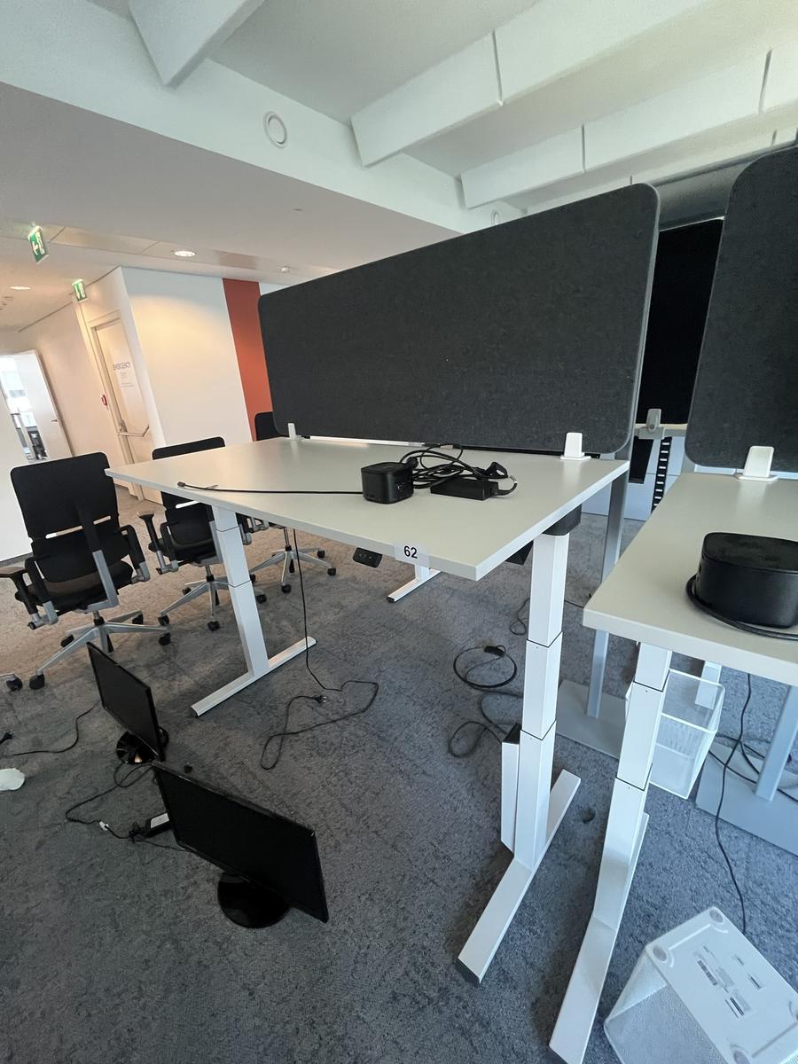 Sitz-,Steh-,Schreibtisch 160x80 cm , Steelcase elektrisch höhenverstellbar ca.65/120cm mit Sichtblende abnehmbar, Baujahr 2021?d=2025-05-20 20:57:47