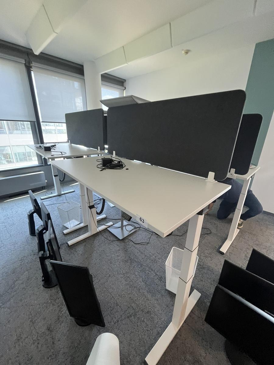 Sitz-,Steh-,Schreibtisch 160x80 cm , Steelcase elektrisch höhenverstellbar ca.65/120cm mit Sichtblende abnehmbar, Baujahr 2021?d=2025-05-20 21:12:28