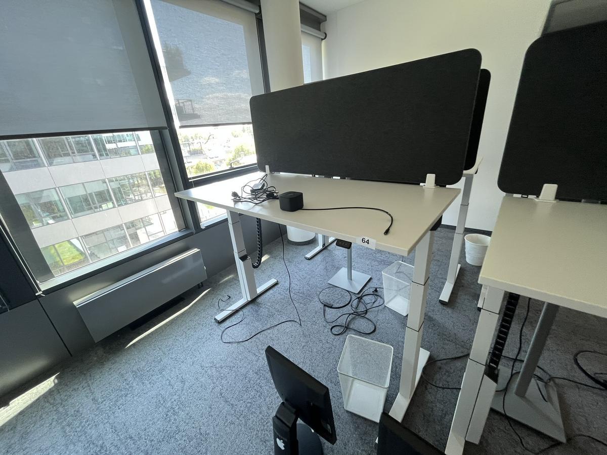 Sitz-,Steh-,Schreibtisch 160x80 cm , Steelcase elektrisch höhenverstellbar ca.65/120cm mit Sichtblende abnehmbar, Baujahr 2021?d=2025-05-20 21:13:51