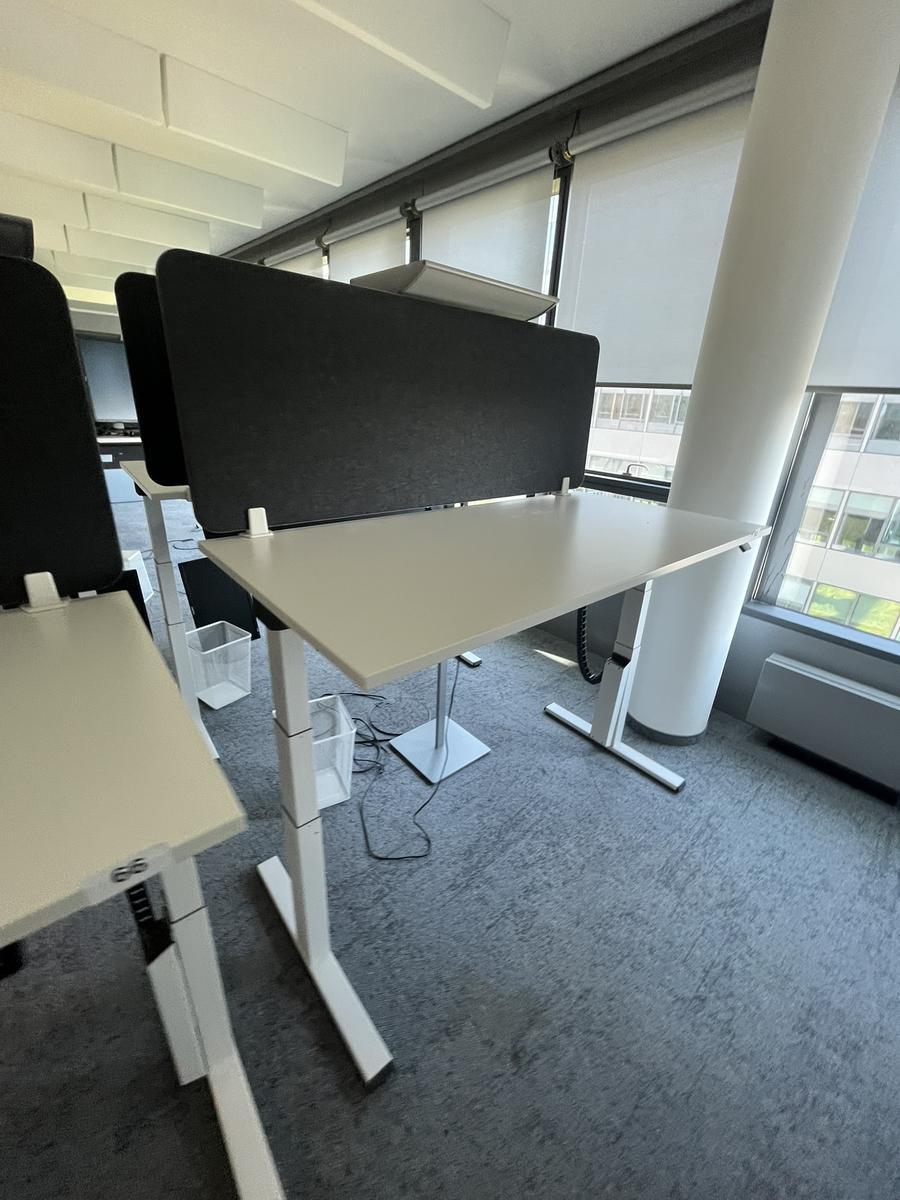 Sitz-,Steh-,Schreibtisch 160x80 cm , Steelcase elektrisch höhenverstellbar ca.65/120cm mit Sichtblende abnehmbar, Baujahr 2021?d=2025-05-20 21:19:04