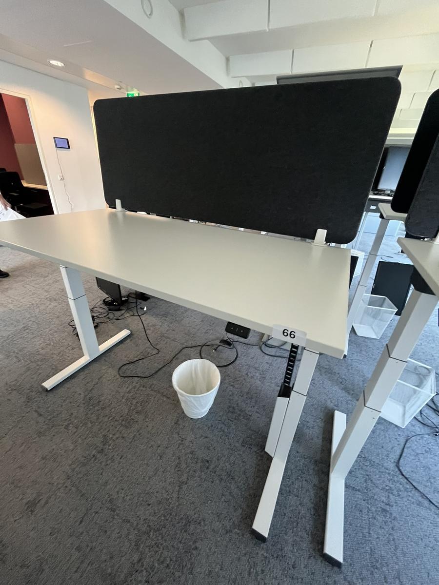 Sitz-,Steh-,Schreibtisch 160x80 cm , Steelcase elektrisch höhenverstellbar ca.65/120cm mit Sichtblende abnehmbar, Baujahr 2021?d=2025-05-20 21:08:53