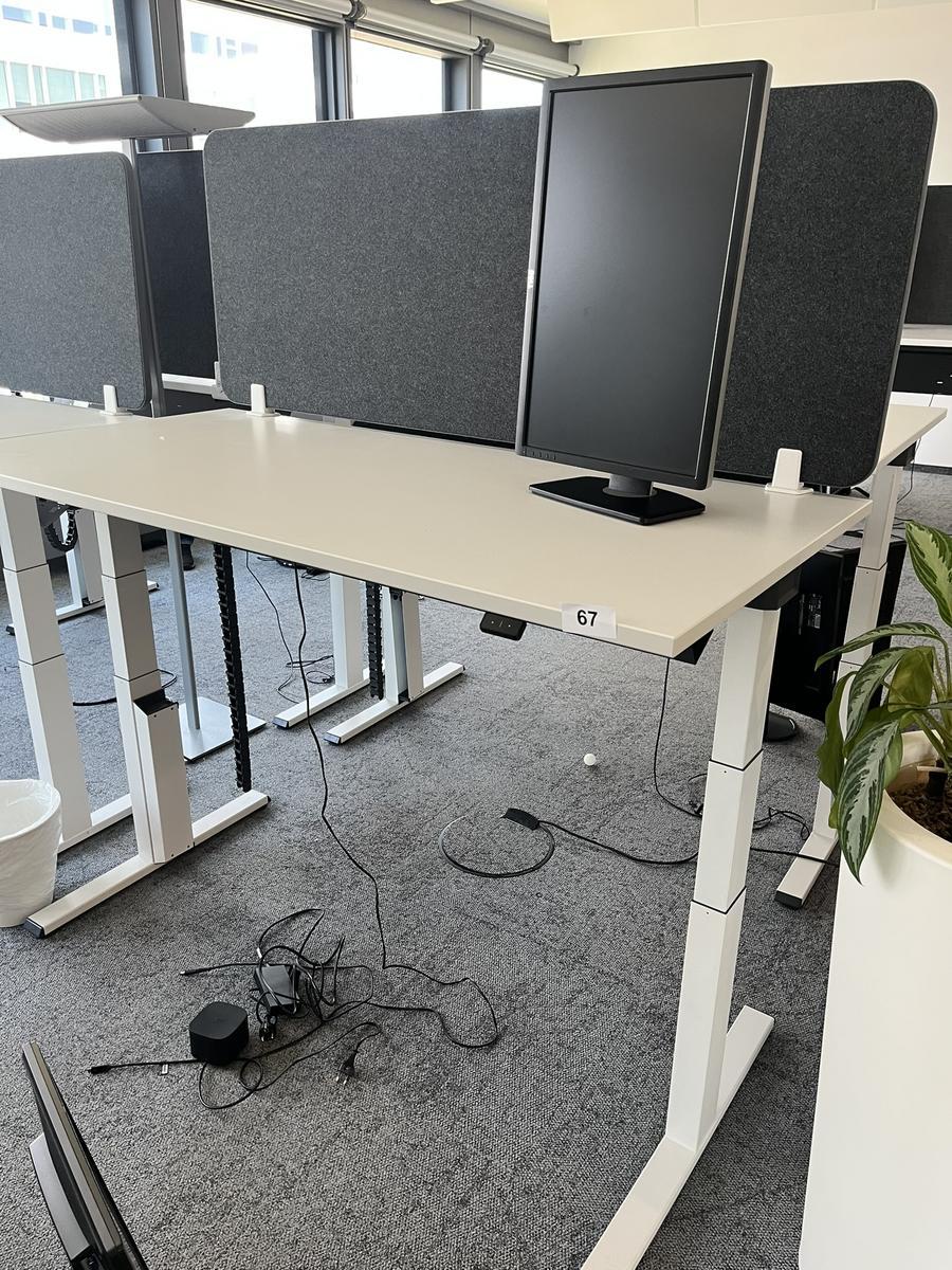 Sitz-,Steh-,Schreibtisch 160x80 cm , Steelcase elektrisch höhenverstellbar ca.65/120cm mit Sichtblende abnehmbar, Baujahr 2021?d=2025-05-20 20:57:47