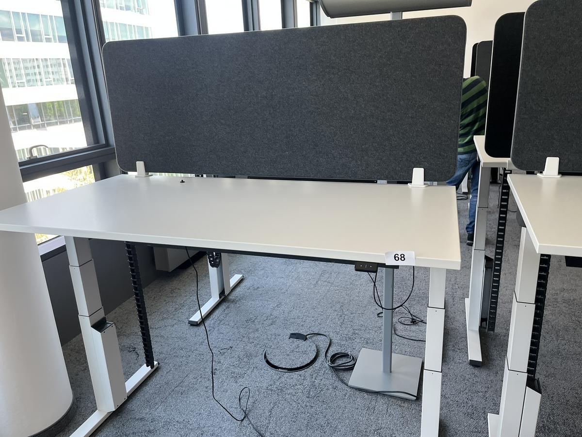 Sitz-,Steh-,Schreibtisch 160x80 cm , Steelcase elektrisch höhenverstellbar ca.65/120cm mit Sichtblende abnehmbar, Baujahr 2021?d=2025-05-20 21:19:05