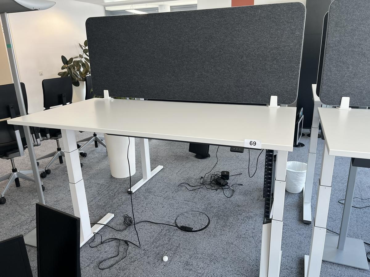 Sitz-,Steh-,Schreibtisch 160x80 cm , Steelcase elektrisch höhenverstellbar ca.65/120cm mit Sichtblende abnehmbar, Baujahr 2021?d=2025-05-20 21:11:18