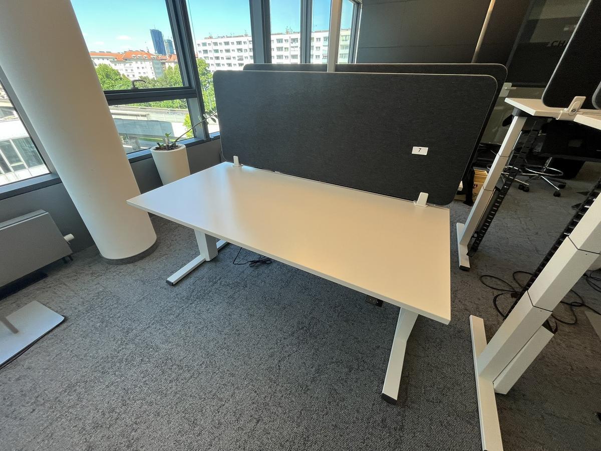 Sitz-,Steh-,Schreibtisch 160x80 cm , Steelcase elektrisch höhenverstellbar ca.65/120cm mit Sichtblende abnehmbar, Baujahr 2021?d=2025-05-20 17:00:46