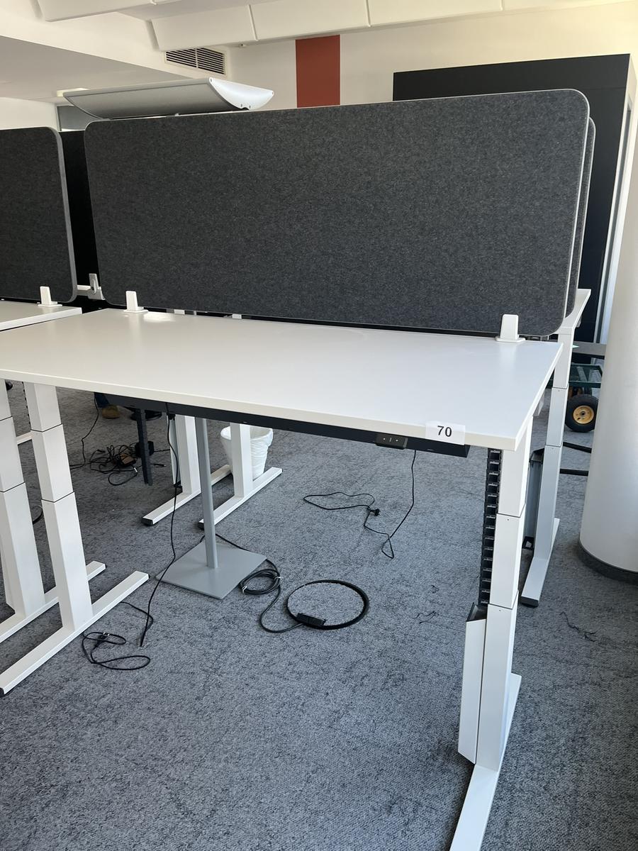Sitz-,Steh-,Schreibtisch 160x80 cm , Steelcase elektrisch höhenverstellbar ca.65/120cm mit Sichtblende abnehmbar, Baujahr 2021?d=2025-05-20 21:20:25