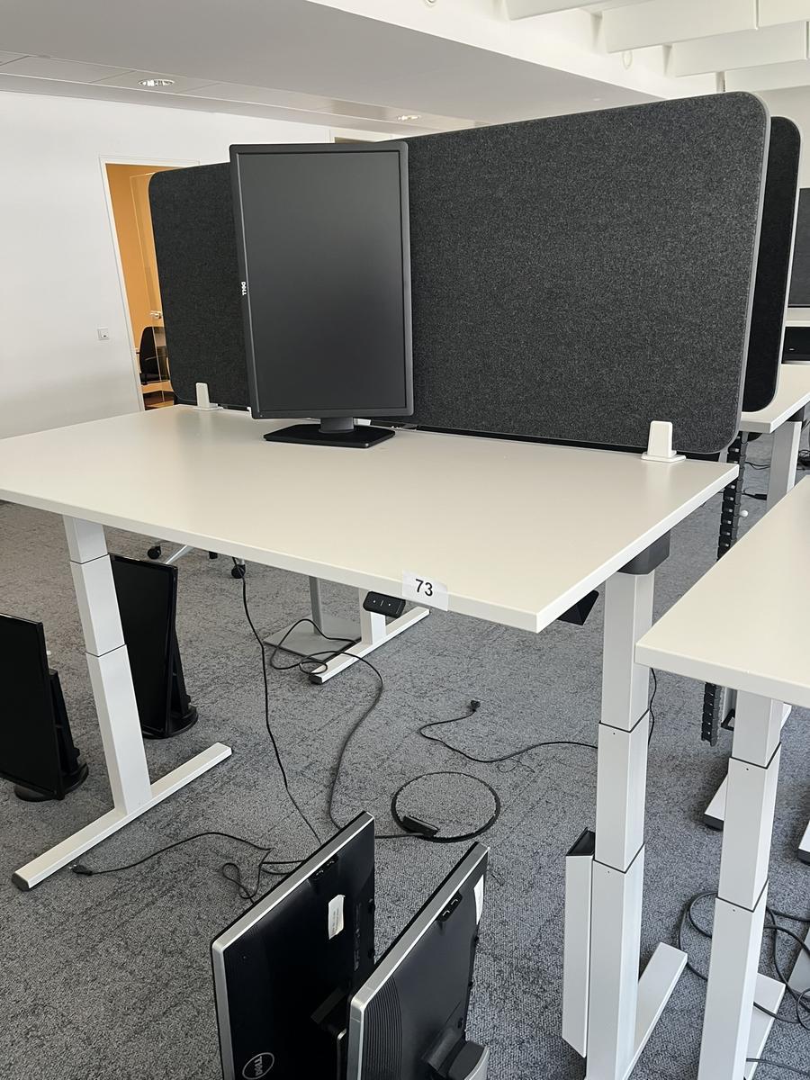 Sitz-,Steh-,Schreibtisch 160x80 cm , Steelcase elektrisch höhenverstellbar ca.65/120cm mit Sichtblende abnehmbar, Baujahr 2021?d=2025-05-20 21:13:50