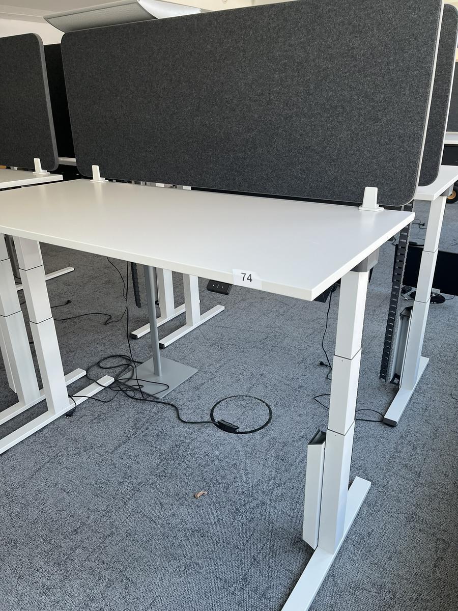 Sitz-,Steh-,Schreibtisch 160x80 cm , Steelcase elektrisch höhenverstellbar ca.65/120cm mit Sichtblende abnehmbar, Baujahr 2021?d=2025-05-20 21:17:32