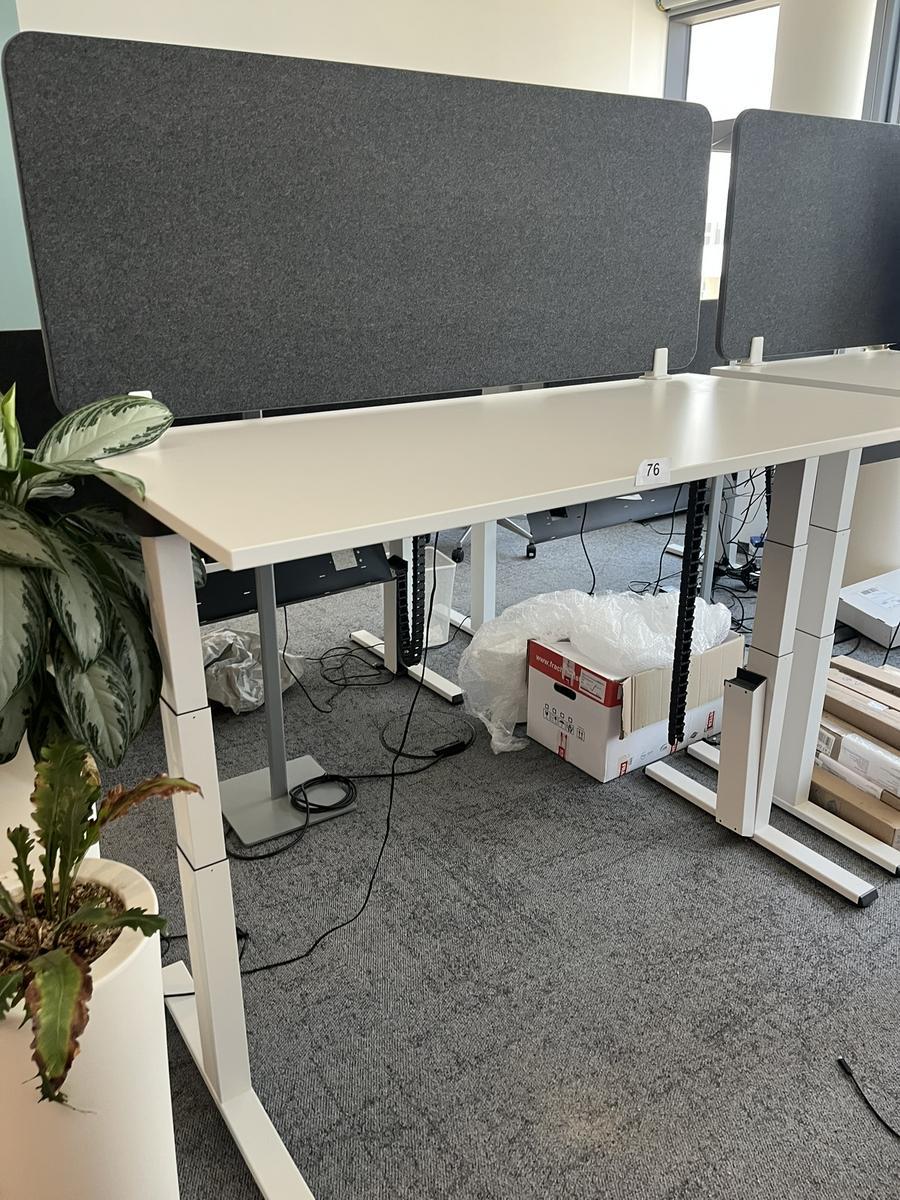 Sitz-,Steh-,Schreibtisch 160x80 cm , Steelcase elektrisch höhenverstellbar ca.65/120cm mit Sichtblende abnehmbar, Baujahr 2021?d=2025-05-20 21:15:04