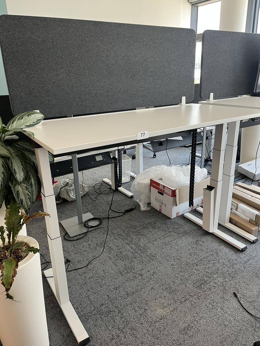 Sitz-,Steh-,Schreibtisch 160x80 cm , Steelcase elektrisch höhenverstellbar ca.65/120cm mit Sichtblende abnehmbar, Baujahr 2021?d=2025-05-20 21:05:14