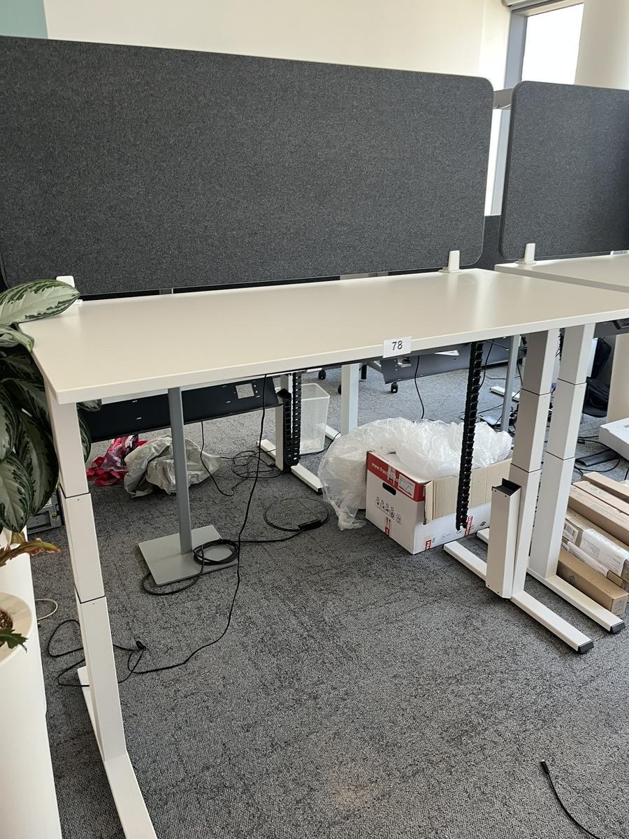 Sitz-,Steh-,Schreibtisch 160x80 cm , Steelcase elektrisch höhenverstellbar ca.65/120cm mit Sichtblende abnehmbar, Baujahr 2021?d=2025-05-20 21:16:18