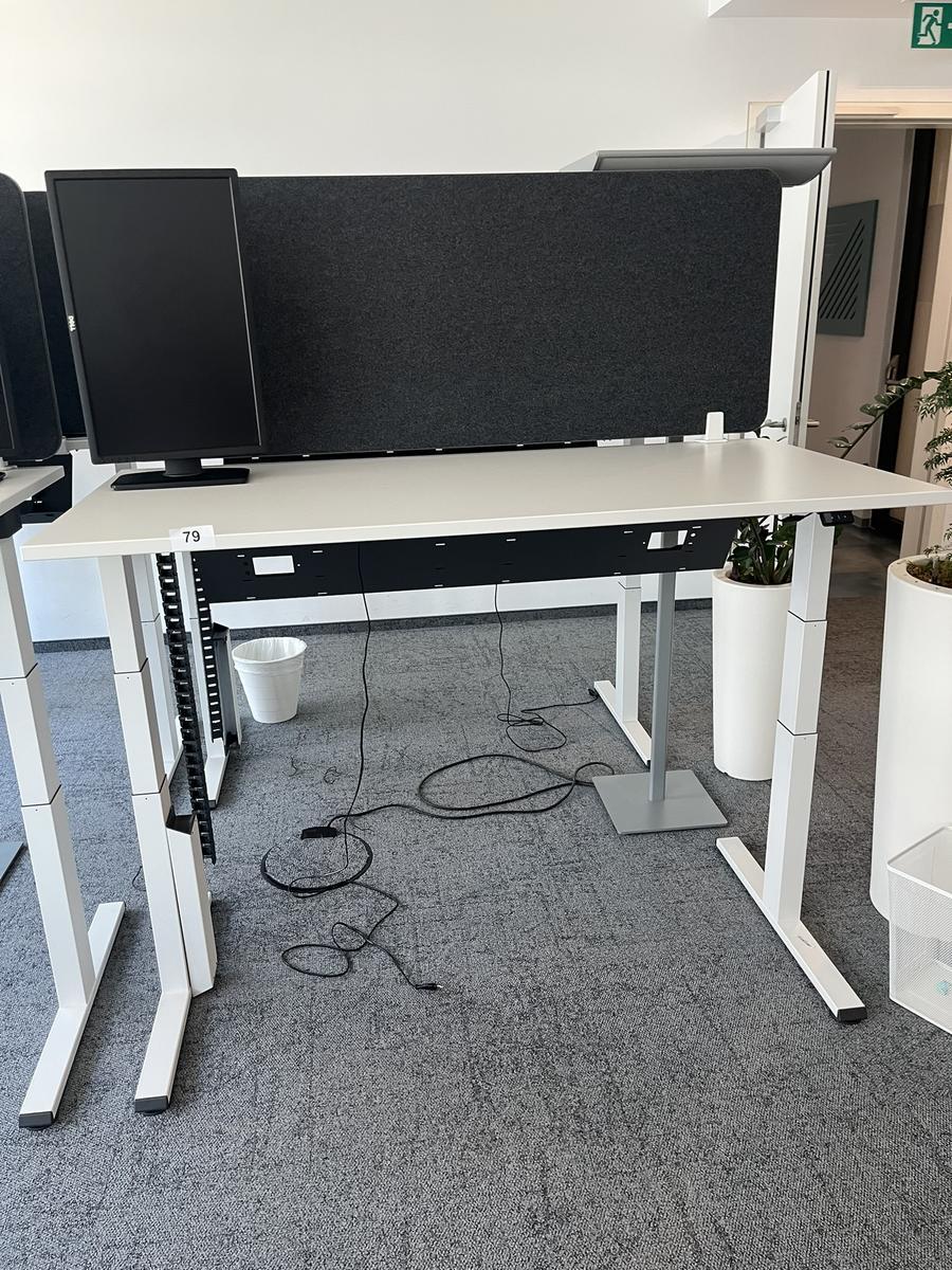 Sitz-,Steh-,Schreibtisch 160x80 cm , Steelcase elektrisch höhenverstellbar ca.65/120cm mit Sichtblende abnehmbar, Baujahr 2021?d=2025-05-20 21:21:40