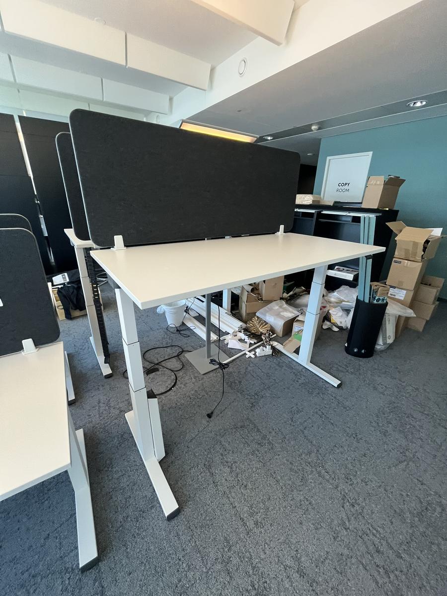 Sitz-,Steh-,Schreibtisch 160x80 cm , Steelcase elektrisch höhenverstellbar ca.65/120cm mit Sichtblende abnehmbar, Baujahr 2021?d=2025-05-20 17:24:58
