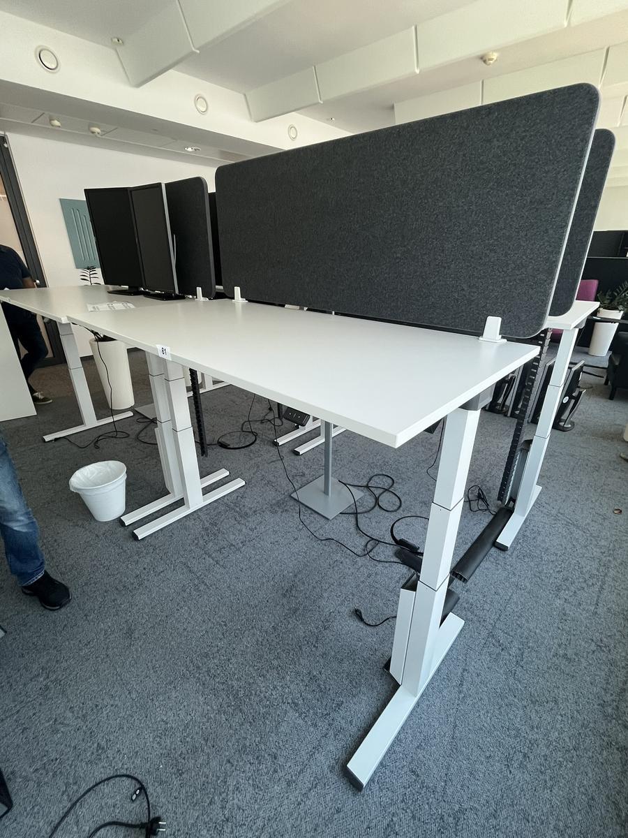 Sitz-,Steh-,Schreibtisch 160x80 cm , Steelcase elektrisch höhenverstellbar ca.65/120cm mit Sichtblende abnehmbar, Baujahr 2021?d=2025-05-20 20:55:25