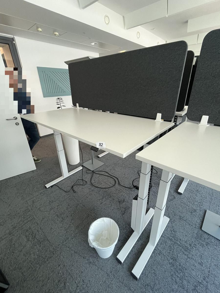 Sitz-,Steh-,Schreibtisch 160x80 cm , Steelcase elektrisch höhenverstellbar ca.65/120cm mit Sichtblende abnehmbar, Baujahr 2021?d=2025-05-20 20:56:32