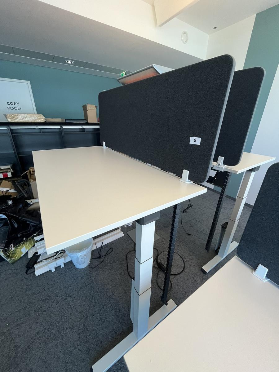 Sitz-,Steh-,Schreibtisch 160x80 cm , Steelcase elektrisch höhenverstellbar ca.65/120cm mit Sichtblende abnehmbar, Baujahr 2021?d=2025-05-20 17:17:00