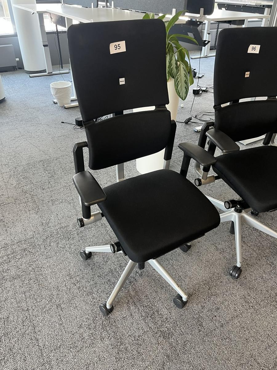 Steelcase Bürodrehstuhl anthrazit mit Armlehne höhenverstellbar