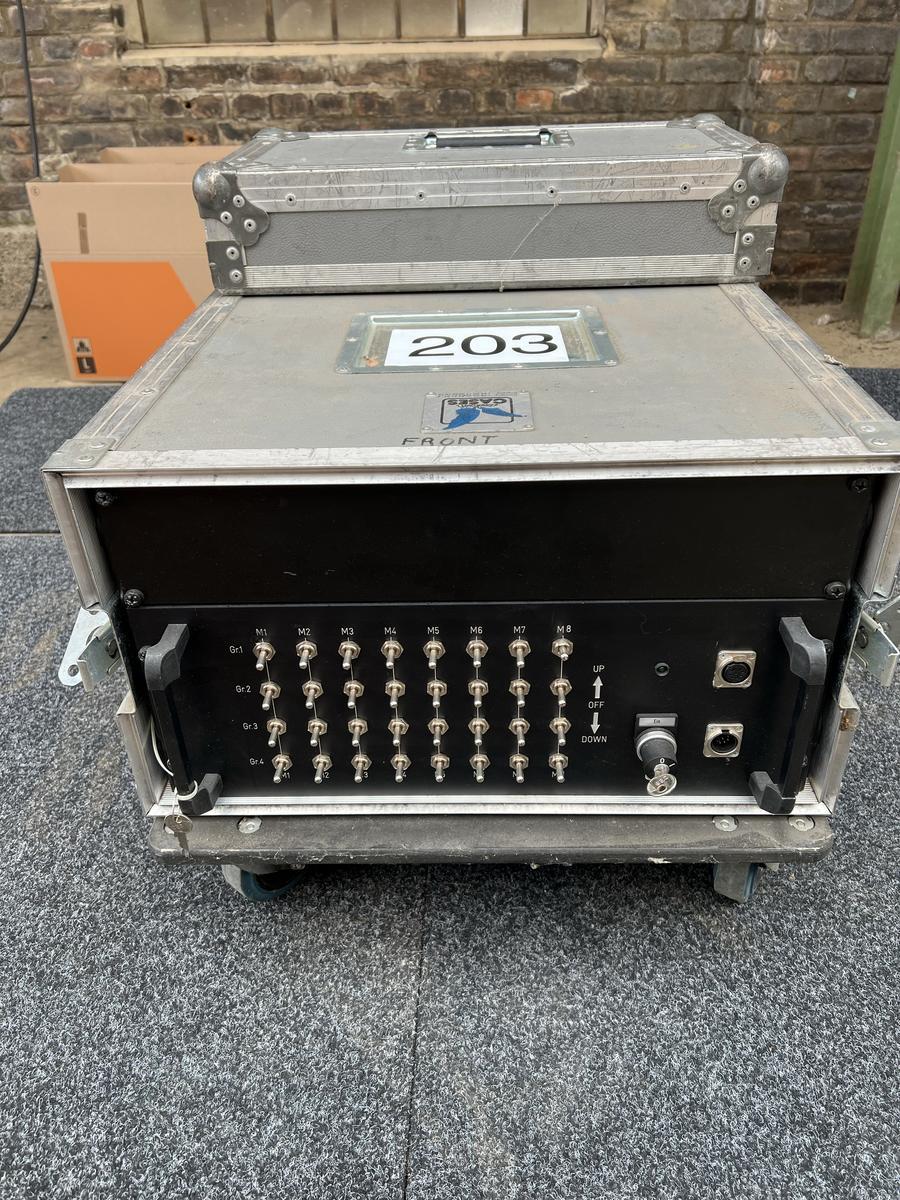 Chainmaster 24 Kanal Fernsteuerung für 3 x 8-fach Motorcontroller im Flightcase?d=2025-05-21 04:02:30