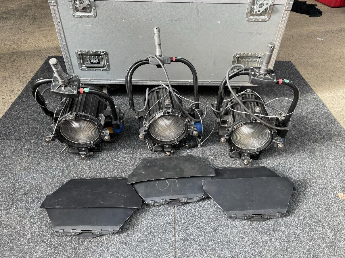 3 x Arri 1kW pole operated?d=2025-05-21 04:21:58