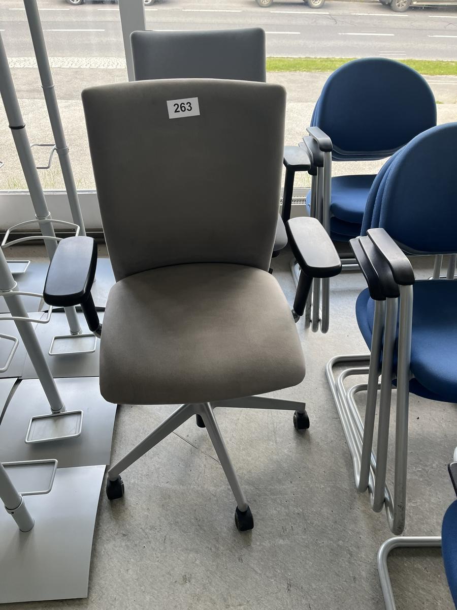 2 Stück Bürodrehstühle mit Armlehne?d=2025-05-21 00:48:05