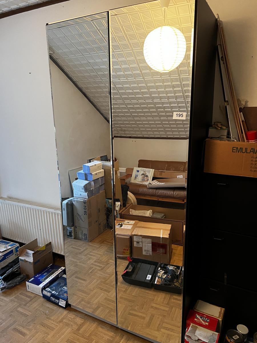 Kleiderschrank mit Glastüre