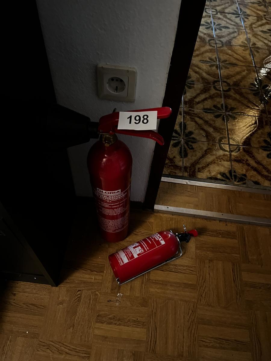 2 Feuerlöscher?d=2025-06-07 20:21:54