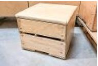 Kleinsprungkasten PLAKI 450x450mm, Höhe 400mm, 2-teilig aus Birkensperrholz, Deckel 5-seitig gepolstert und mit Kernleder bezogen Kleinsprungkasten PLAKI 450x450mm, Höhe 400mm, 2-teilig aus Birkensperrholz, Deckel 5-seitig gepolstert und mit Kernleder bezogen