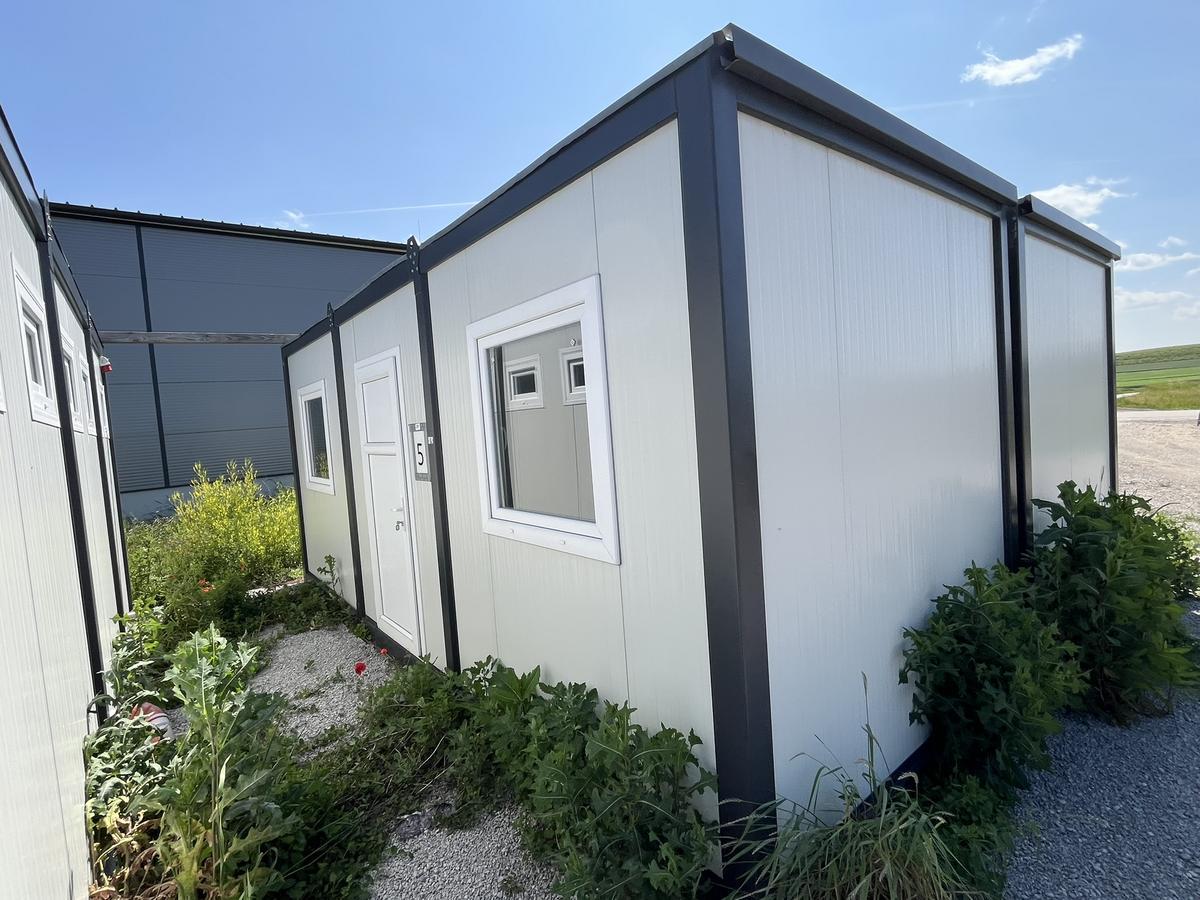 BÜROCONTAINER ca.600x240 cm 1 Außentüre, 2 Stk.PVC Fenster 100x100 cm ,PVC Boden,Elektroinstallation,RAL 7016/9002,neuwertig?d=2025-06-16 01:35:01