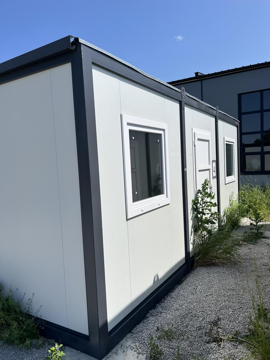 BÜROCONTAINER ca.600x240 cm 1 Außentüre, 2 Stk.PVC Fenster 100x100 cm ,PVC Boden,Elektroinstallation,RAL 7016/9002,neuwertig?d=2025-06-16 01:36:56