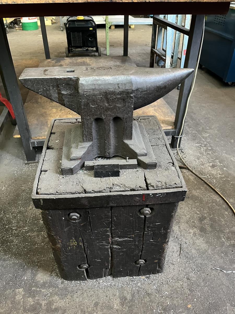 Amboss mit Unterbau