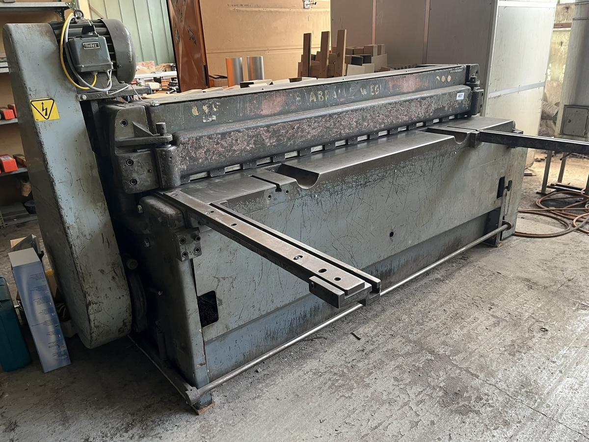 Blechschere, Schnittbreite 200cm, max. 4mm, elektromotorisch - Ausbringung ebenerdig problemlos möglich?d=2025-06-17 10:28:26