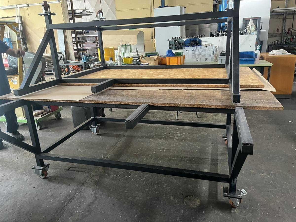 Montagetisch, fahrbar, ca. 250x125x90cm, mit OSB-Arbeitsplatte